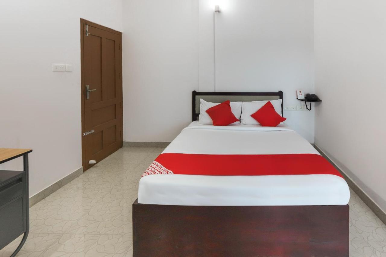 Oyo 49244 Green Castle Residency Nedumkandam Bagian luar foto